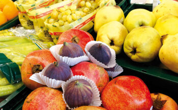 Frisch: Feigen und Granatapfel im Angebot.