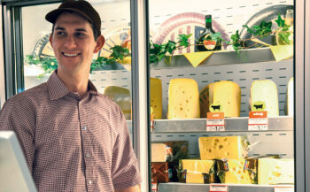 Marcus Unterbuchner, Erstverkäufer an
der Käsetheke im Hit-Markt in den Münchner
Pasing-Arcaden, und sein Team wurden 2014
von der LP mit dem Käse-Star ausgezeichnet.