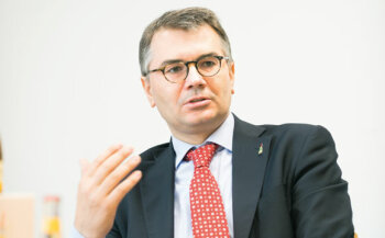 Christof Queisser ist nicht nur seit 2013 Vorsitzender der Geschäftsführung der Rotkäppchen-Mumm Sektkellereien GmbH, sondern
seit Mai 2015 auch Präsident des Bundesverbandes der Deutschen Spirituosen-Industrie und Importeure.
