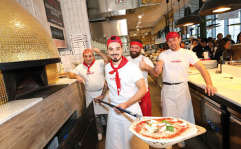 Ausgezeichneten Geschmack versprechen die Pizzen von Rossopomodoro. Ein Schild zeigt dort an, wie lang der Pizzateig bereits gegangen ist. 2 Eataly inszeniert sich auch selbst als Marke, z. B. auf gelabelten Taschen oder Handyhüllen.