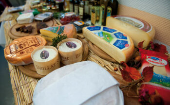 Verlockend: Käse für eine Verkostung ansprechend präsentiert. Im Hintergrund: Gelees, Konfitüren, Öle, Aceto Balsamicos, die man zum Käse reichen kann. (Bildquelle: Hoppen)