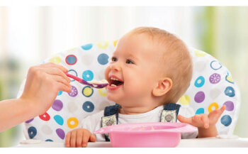 Mit etwa 8 bis 9 Monaten kann das Baby im Hochstuhl gefüttert werden und mit der Familie am Tisch sitzen.