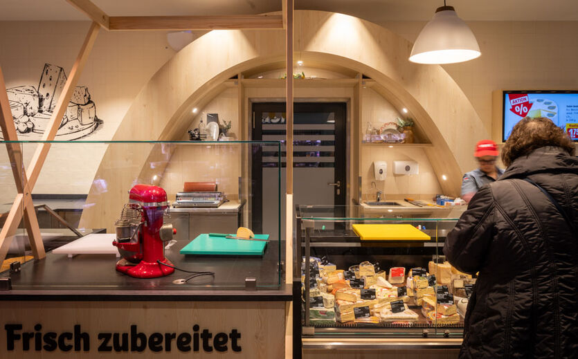 Die Serviceabteilung sind nun komplett umgestaltet, hier ein Blick auf die Käseabteilung mit Arbeitsstation.  