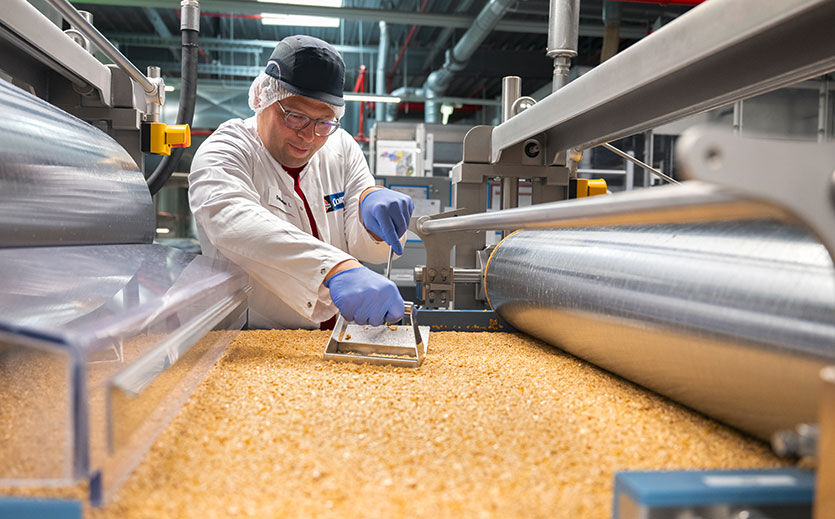 Artikelbild zu Artikel Vom Schokotunker bis zur Röntgenkontrolle – der Weg eines Müsliriegels durch die Produktion