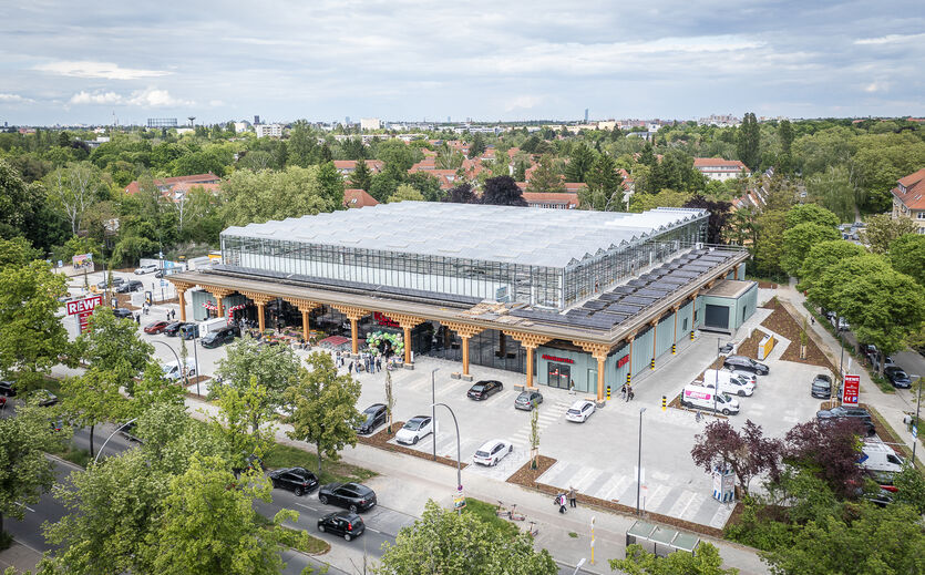 Rewe eröffnet Supermarkt mit Dachfarm: Luftaufnahme eines Gebäudekomplexes.