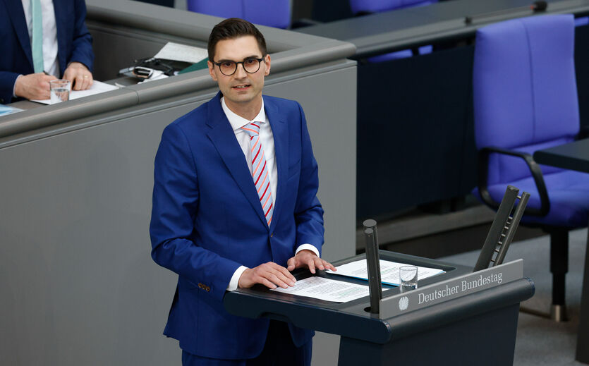 Bundesregierung zu Lebensmittelpreisen: Sepp Müller am Rednerpult im Bundestag.