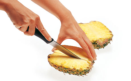 So schneidet man Ananas zur Verkostung auf