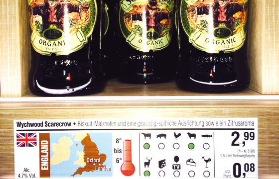 Im Getränkemarkt von Uli Budnik wird dargestellt, aus welchem Land das Bier stammt, welche Geschmacksnuancen es hat, zu welchem Essen es passt und welche Temperatur es haben sollte.