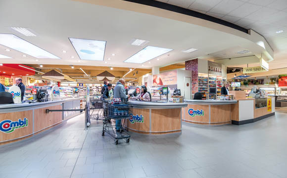 Gesamtheitliche Einheit: die Kassenzone im Combi-Markt in Osnabrück.