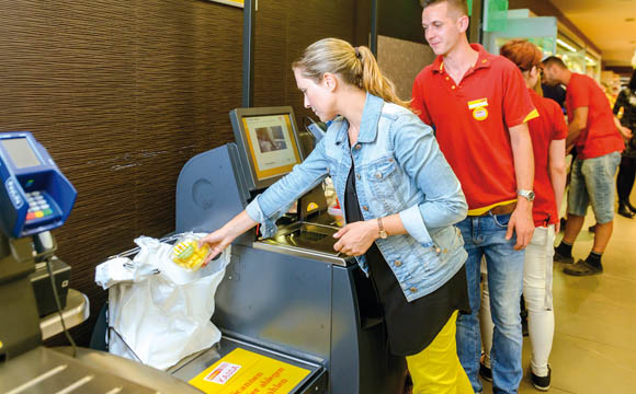 Billa mit Selbstbedienungskassen.