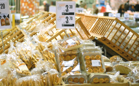 Schräger Aufbau: Brot- und Backwaren in Holzkisten und Kartons sind ein Hingucker.
