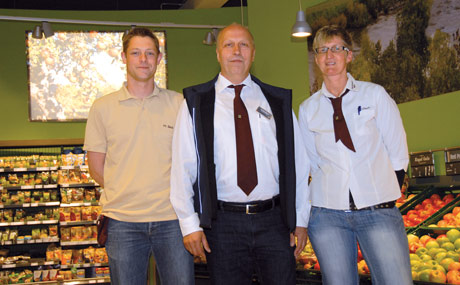 Service-Charaktere: Kaufmann Gerhard Meyer (Mitte) mit seinen Marktleitern Fabian Seck und Beate Lösch.
