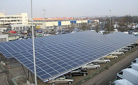 Ein Solar-Carport – hier der der Mercedes-Benz Niederlassung Mainz – spendet Schatten für Kundenfahrzeuge und produziert Öko-Strom für Elektrofahrzeuge und den ganzen Markt.