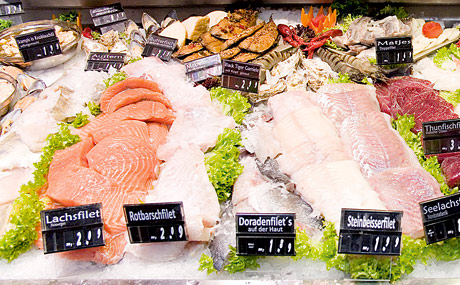Frischer Fisch: In der Bedienungstheke gibt es eine große Auswahl an Fisch.
(Bildquelle: Voelker)