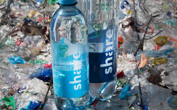 Erste Wasserflasche aus reinem Recyclat