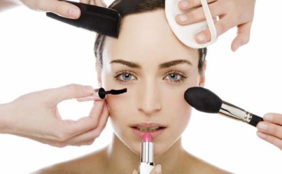 Artikelbild Verbraucher kaufen wertigere Kosmetik