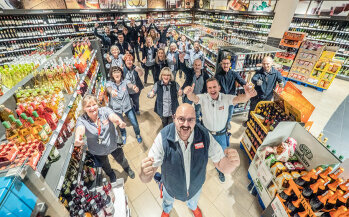65 Mitarbeiter können über den Sieg beim Branchen-Wettbewerb „Supermarkt des Jahres“ jubeln.