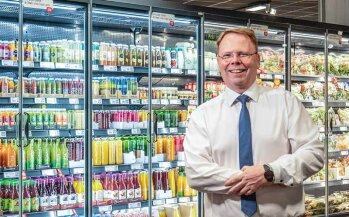 Marktleiter Andreas Retzlaff macht 95 Prozent des Umsatzes mit Lebensmitteln.