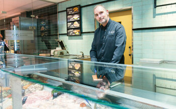 Fischfachmann Andreas arbeitet seit 13 Jahren im Handel, zuvor in der Gastronomie.