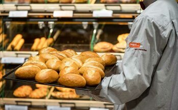 Klare Position: Frisch gebackene Bio-Backwaren und Snacks der hauseigenen Herzberger Bäckerei in Naturland- und Demeter-Qualität. 