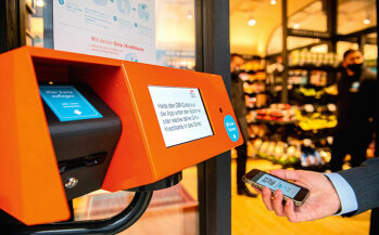 Kunden können den Laden betreten, indem sie einen QR-Code am Eingang scannen, der ihnen in der Teo-App angezeigt wird. Es geht aber auch über die EC-Karte.
