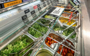Die Rewe-Salatbar ist bei den Kunden sehr beliebt: 100 Gramm frischer Salat kosten 1,11 Euro.