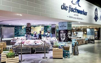 In einem norddeutschen Supermarkt darf die Fischtheke natürlich nicht fehlen. Die Schuppentiere werden vor Ort geräuchert.