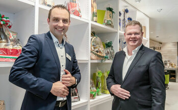 Einkäufer Marcus Peter Kasper (l.) und Marktleiter Michael Mayer vor den Geschenkkörben – ein Umsatzbringer am Standort.