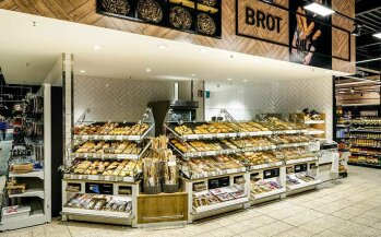 Neben einer Bäckerei im ‧Vorkassenbereich gibt es auch einen SB-Backshop im Markt.