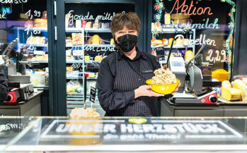 Fachkompetenz an der Käsetheke: Käsesommelière Marion Arnrich bietet den Kunden gerne eine Portion Extra an Service und Käsevielfalt. 