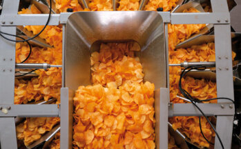 Nach der Würzung werden die fertigen Chips
gewogen und in Schlauchbeutel abgepackt.