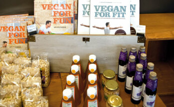 Aktion Vegane Kochbücher und erforderliche Zutaten finden Kunden auch mal praktisch in einer Verbundplatzierung.
