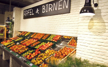 Kreative Lichtgestaltung in der Obst- und Gemüseabteilung im AEZ-Markt in der Einkaufspassage im bayerischen Germering, umgesetzt von der Firstlight GmbH.