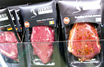 Für Fleischgenießer ist die Steak
Selection gedacht. 3,99 Euro je Packung.
Eingeführt vor über einem Jahr, ein Erfolg.