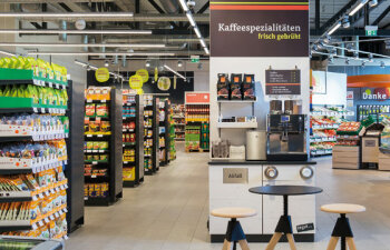 Service: Frische Kaffeespezialitäten in Selbstbedienung zum Preis von je 1 Euro finden Kunden in der Marktmitte.
