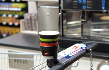 Vertrauensvorschuss: Während des Einkaufs können Kunden nun Kaffeespezialitäten genießen. Gezahlt wird erst am Check-out.