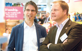 Austausch Sutterlüty-Geschäftsführer Alexander Kappaurer (l.) mit Josef Stollenwerk (Manner).