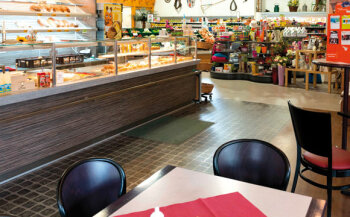 Multifunktional: Die Backwarenabteilung mit vorgelagertem Café bietet Raum für Frühstücksbuffets, Familienfeiern und Stammtische.