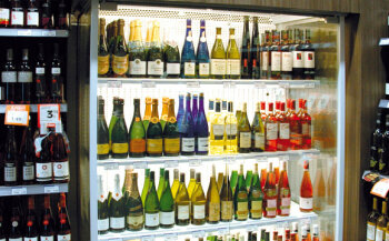 Auf die Schnelle: In der Weinabteilung bietet Sorli Discau zahlreiche bereits gekühlte Weine und Sekt an.