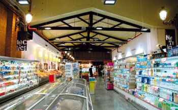 Ambiente: Die besondere Architektur verleiht dem Laden Markthallencharakter.