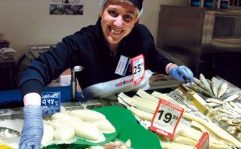 Kompetent: Um sich beim Frischfisch von der Konkurrenz – eine
Markthalle in unmittelbarer Nähe – abzusetzen, überzeugt Fischverkäuferin Maria Eugenia durch Herzlichkeit und intensive Beratung.