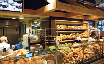 Frisch aus dem Ofen: 90 Prozent der Ware für die Bäckerei wird für die Kunden sichtbar vor Ort hergestellt.
