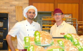 DREI MITARBEITER wurden für das Bäckereikonzept eingestellt. Bäcker Marius Drieß (l.) und Fabian Thielen, Hauptverantwortlicher der Hausbäckerei (r.).
