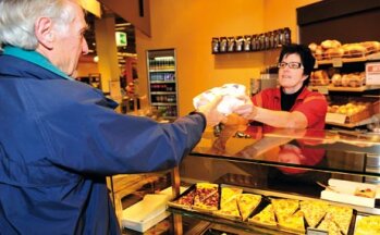 HOCHWERTIG: Warme und kalte Snacks zum Mitnehmen. Schon ein Canapé kostet 2,50 Euro und mehr.