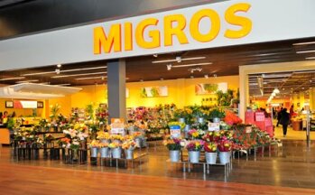 Eingangsbereich des Verbrauchermarktes: die Blumenabteilung