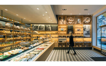 Handwerk: Traditionsbewusst und modern
präsentieren sich Verkaufs- und Gasträume der
Innsbrucker Bäckerei Ruetz nach dem Umbau.
Schautafeln und Fotos mit Werkzeugen des
Bäckers zeigen, dass Backen Handwerk ist.