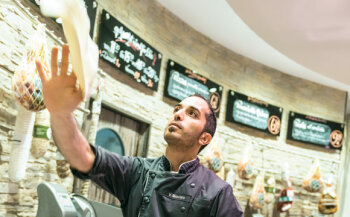 Wie in Italien speisen die Kunden bei Pizzabäcker Vito Masciarò im Feinkostenladen „Der Italiener“.