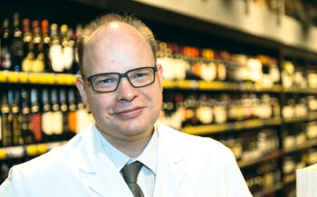 Die Welt der Weine bringt Hausleiter Markus Kuckhoff, der auch Sommelier ist, den Kunden näher.