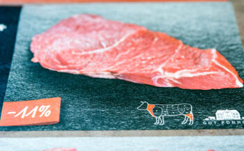 „Fleischkunde vom Rind“ ist eine Abbildung betitelt, die im Netto-Handzettel die einzelnen Fleischteile vom Rind benennt und in einer Skizze ihre Anordnung erläutert.