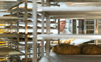 Ständig frisch: Die Meisterbäckerei auf der Fläche sorgt für Backwaren und Konditoreiprodukte – und nebenbei für einen appetitanregenden Geruch.